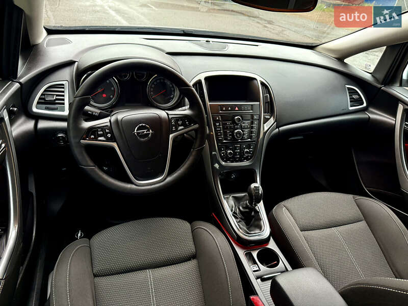 Універсал Opel Astra 2013 в Рівному