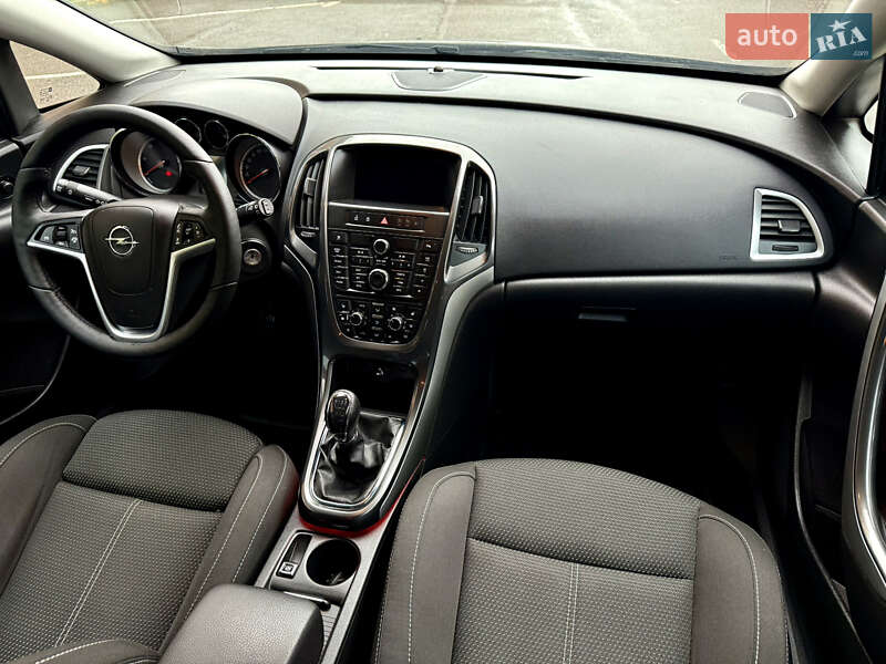 Універсал Opel Astra 2013 в Рівному