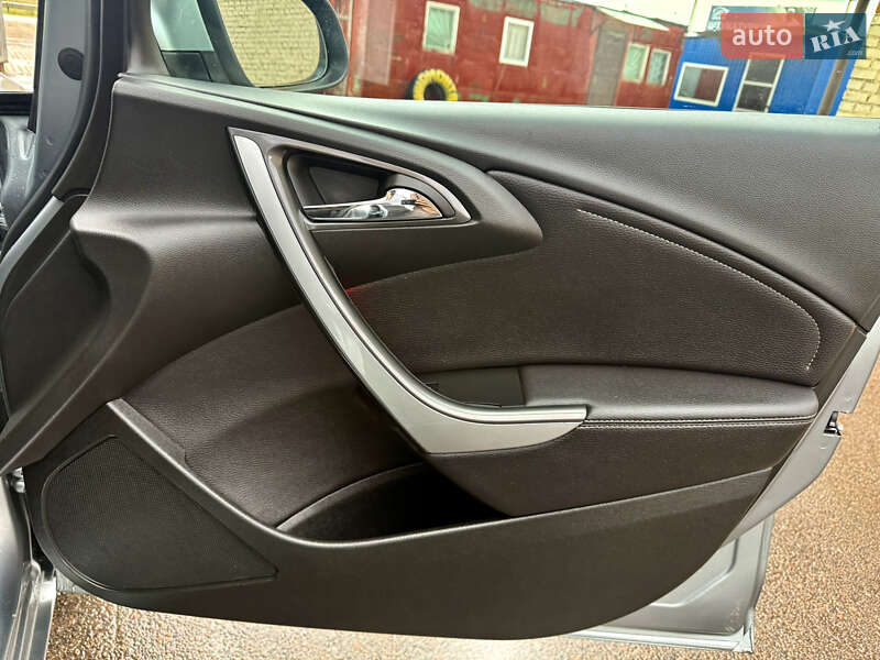 Універсал Opel Astra 2013 в Рівному