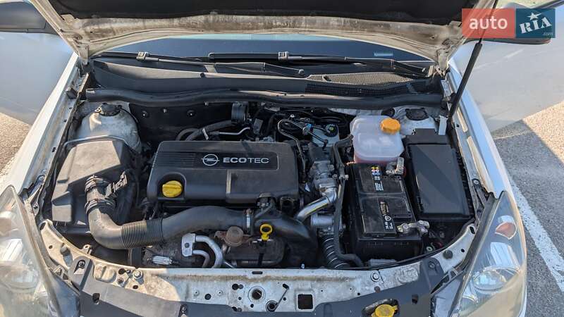 Універсал Opel Astra 2011 в Львові