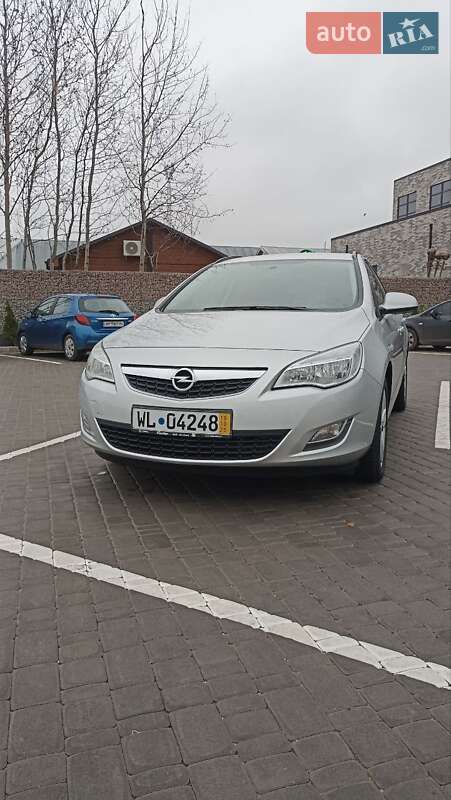 Універсал Opel Astra 2012 в Житомирі