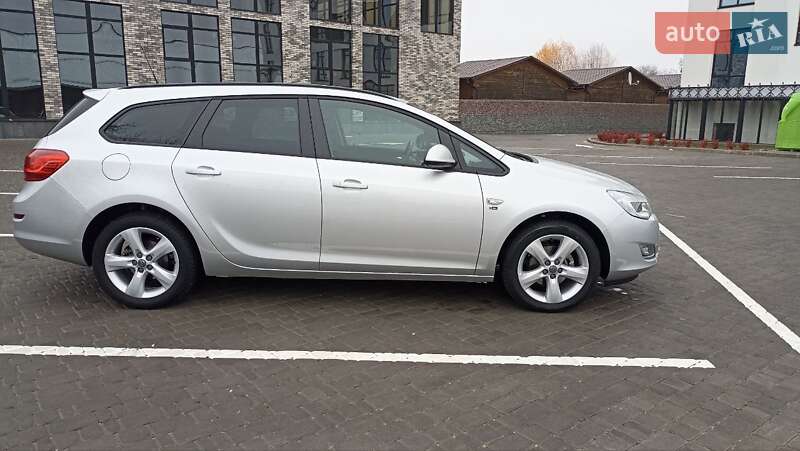 Універсал Opel Astra 2012 в Житомирі