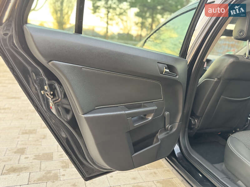 Універсал Opel Astra 2009 в Луцьку