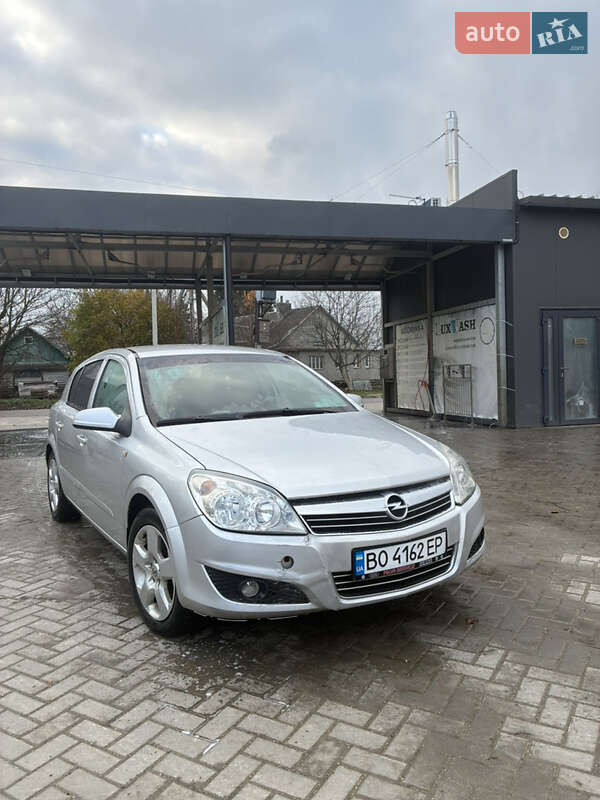 Хэтчбек Opel Astra 2007 в Почаеве