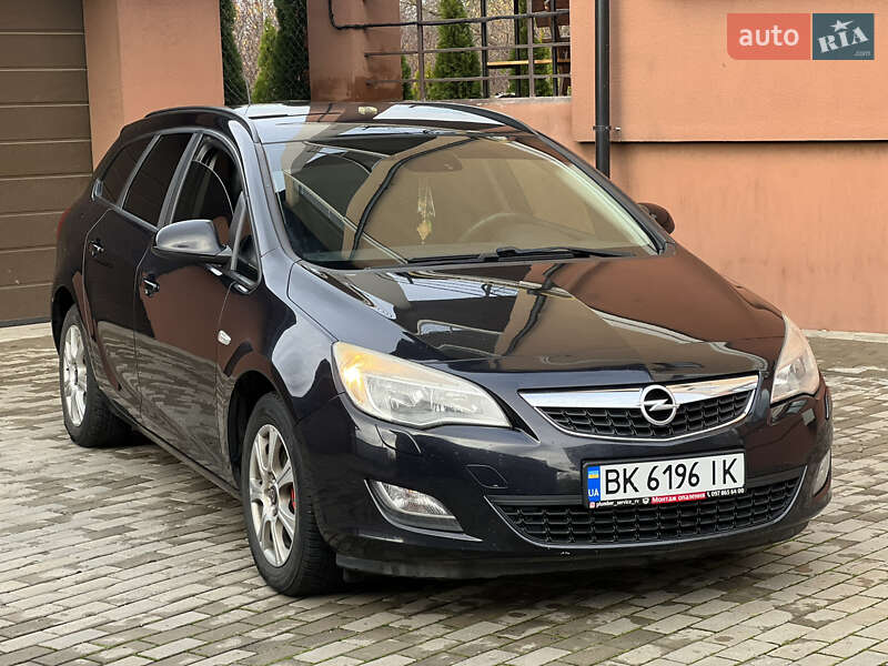 Универсал Opel Astra 2011 в Ровно