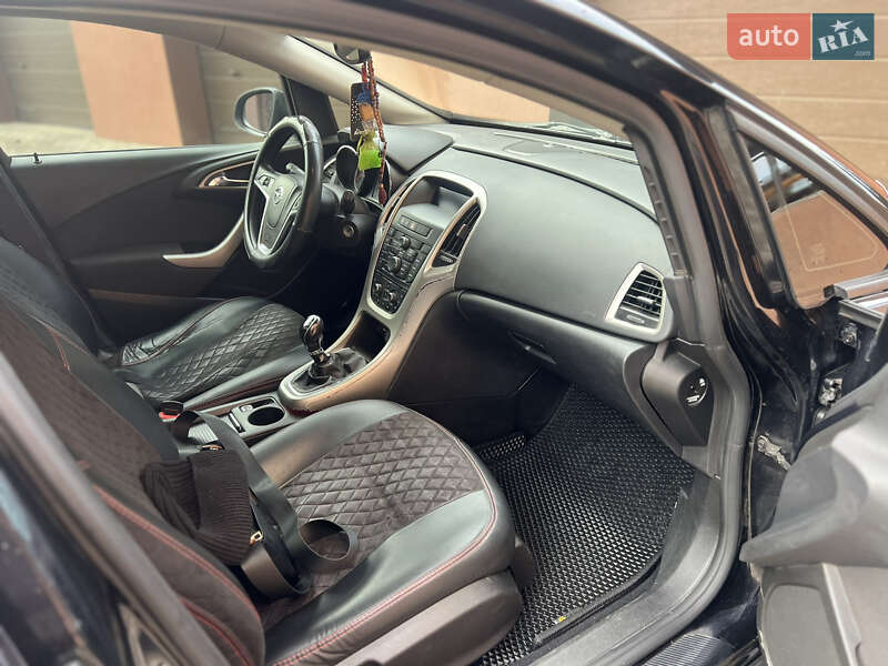 Универсал Opel Astra 2011 в Ровно