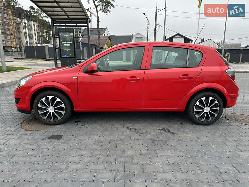 Хэтчбек Opel Astra 2012 в Ирпене