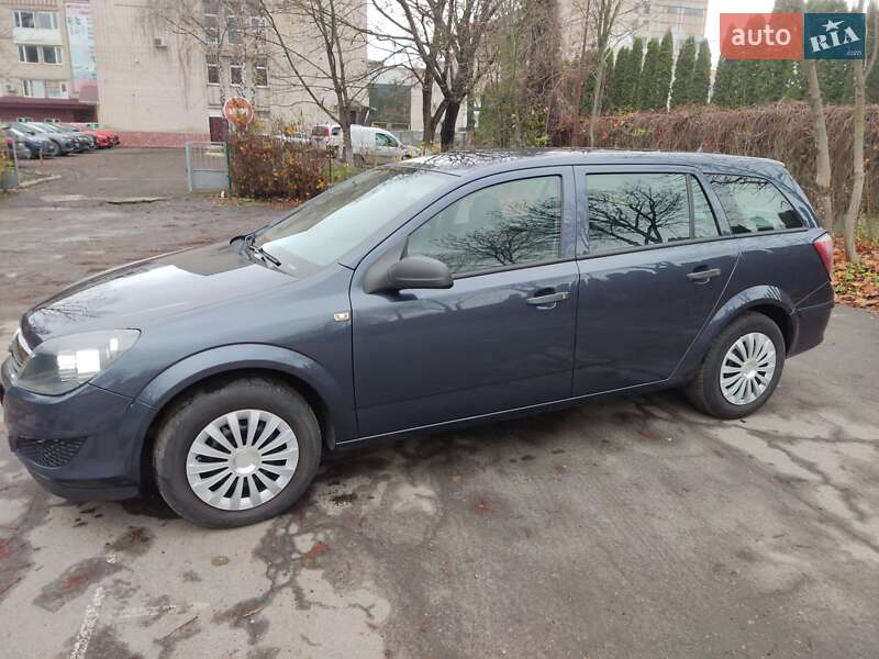 Універсал Opel Astra 2010 в Луцьку