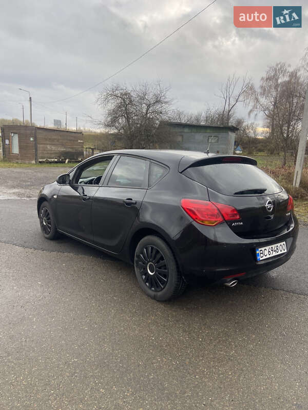 Хэтчбек Opel Astra 2011 в Стрые