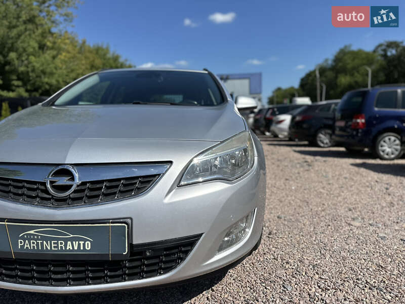 Универсал Opel Astra 2011 в Ровно