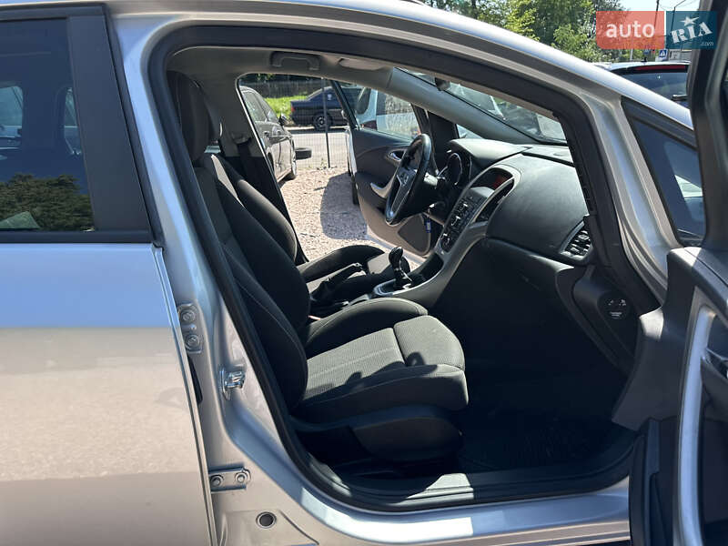 Универсал Opel Astra 2011 в Ровно