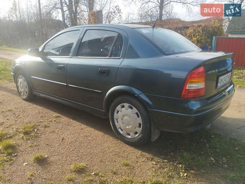 Седан Opel Astra 2004 в Коростене