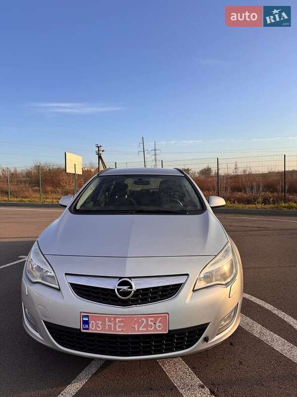 Универсал Opel Astra 2011 в Радивилове