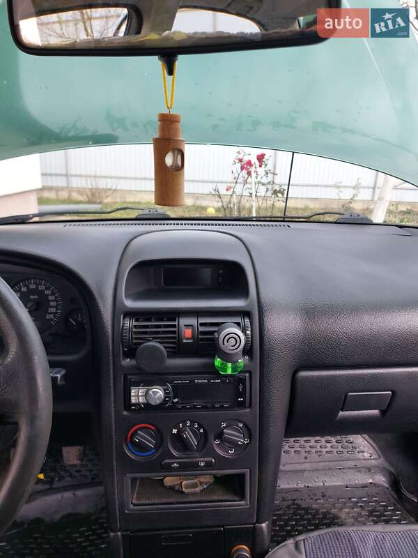 Седан Opel Astra 2004 в Киеве