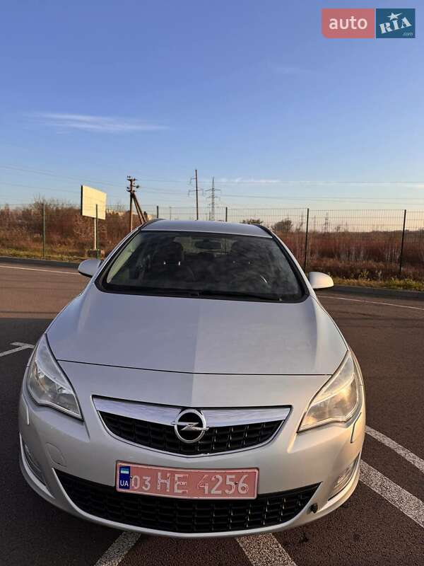 Универсал Opel Astra 2011 в Радивилове