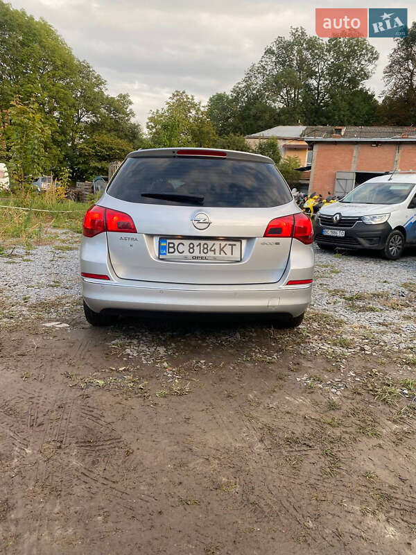 Універсал Opel Astra 2013 в Львові