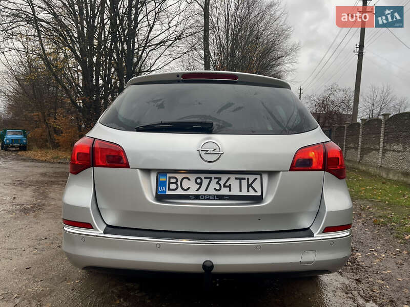 Універсал Opel Astra 2014 в Рівному