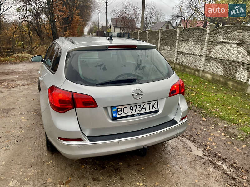 Універсал Opel Astra 2014 в Рівному