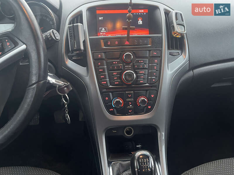 Універсал Opel Astra 2014 в Рівному