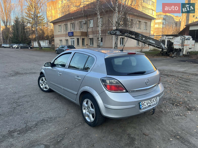 Хэтчбек Opel Astra 2008 в Ровно