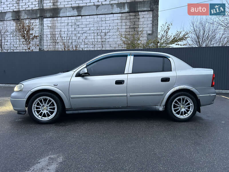 Седан Opel Astra 2005 в Днепре