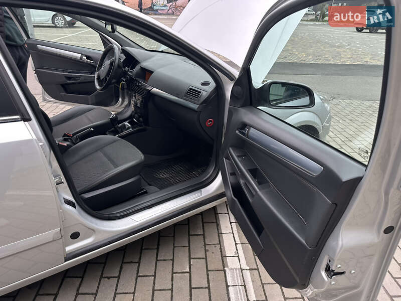 Универсал Opel Astra 2009 в Луцке