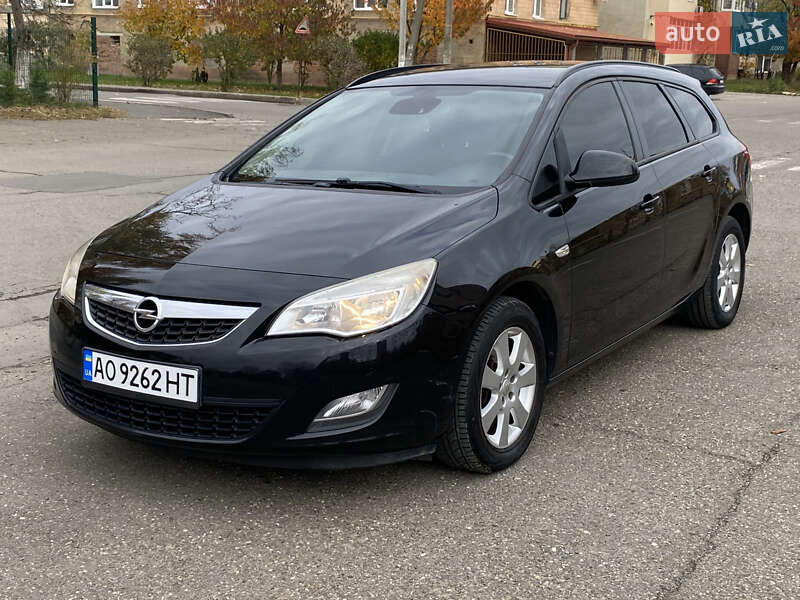 Універсал Opel Astra 2011 в Виноградові