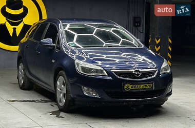 Універсал Opel Astra 2011 в Чернівцях