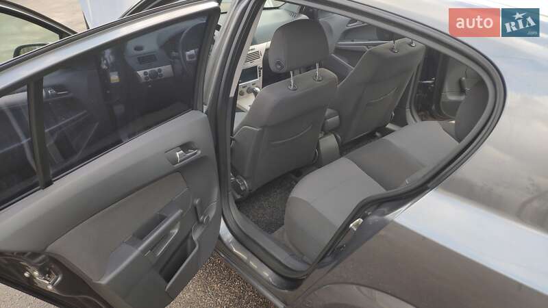 Хэтчбек Opel Astra 2008 в Южноукраинске