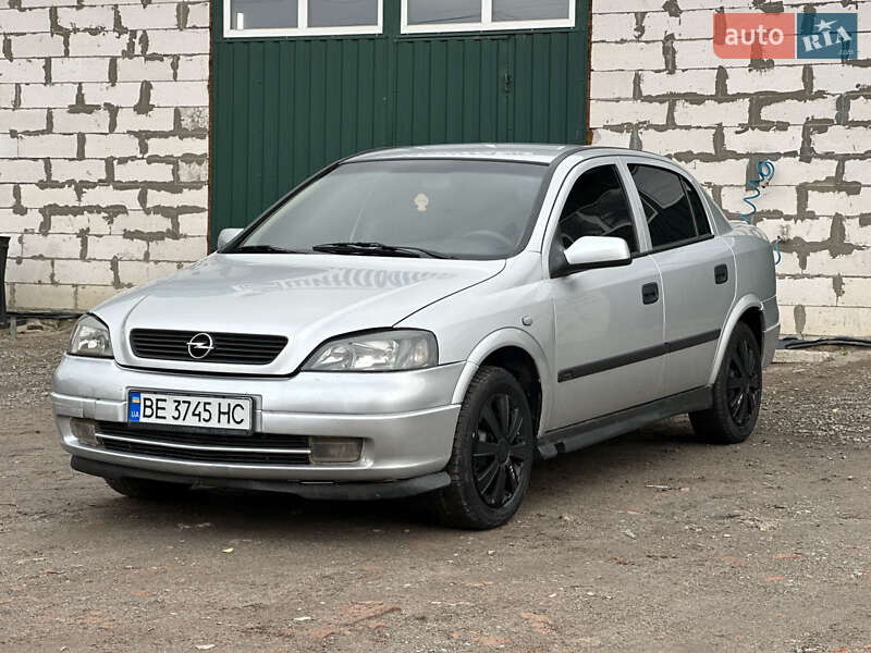 Седан Opel Astra 2004 в Новом Буге