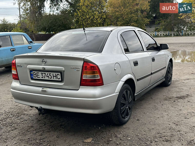 Седан Opel Astra 2004 в Новом Буге