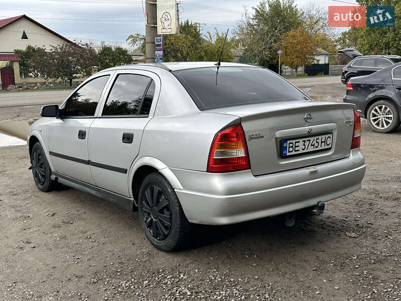 Седан Opel Astra 2004 в Новом Буге
