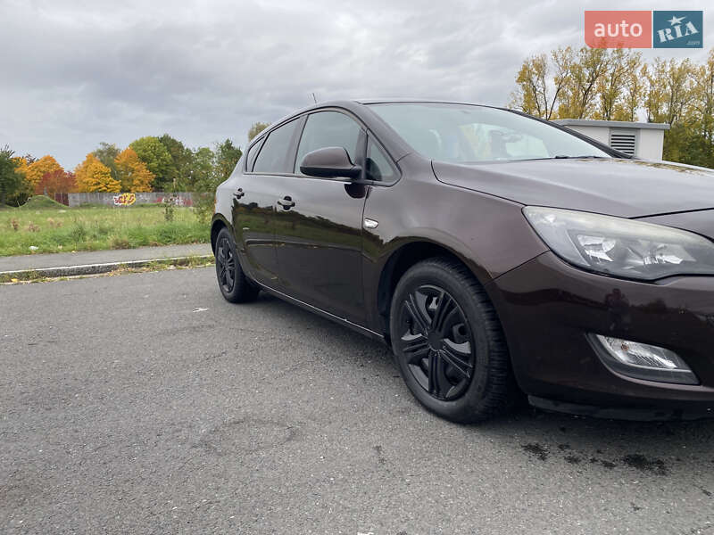 Хетчбек Opel Astra 2011 в Рівному