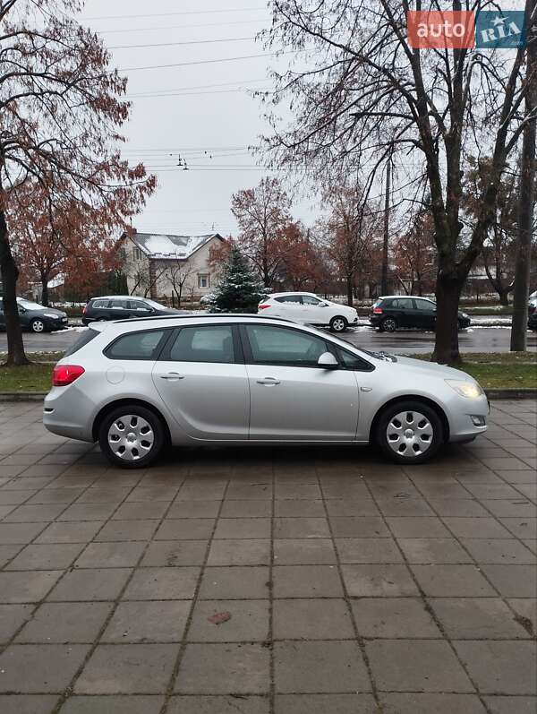 Універсал Opel Astra 2011 в Луцьку