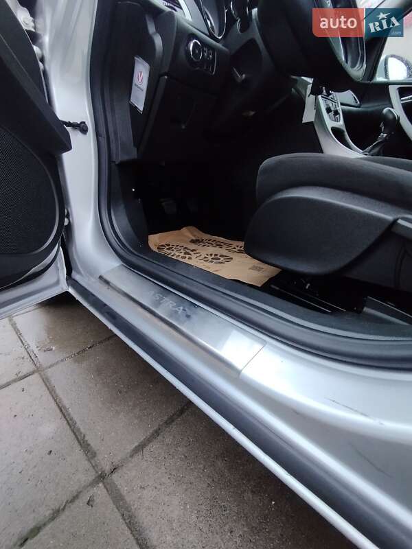 Універсал Opel Astra 2011 в Луцьку