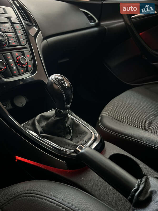 Хэтчбек Opel Astra 2015 в Львове