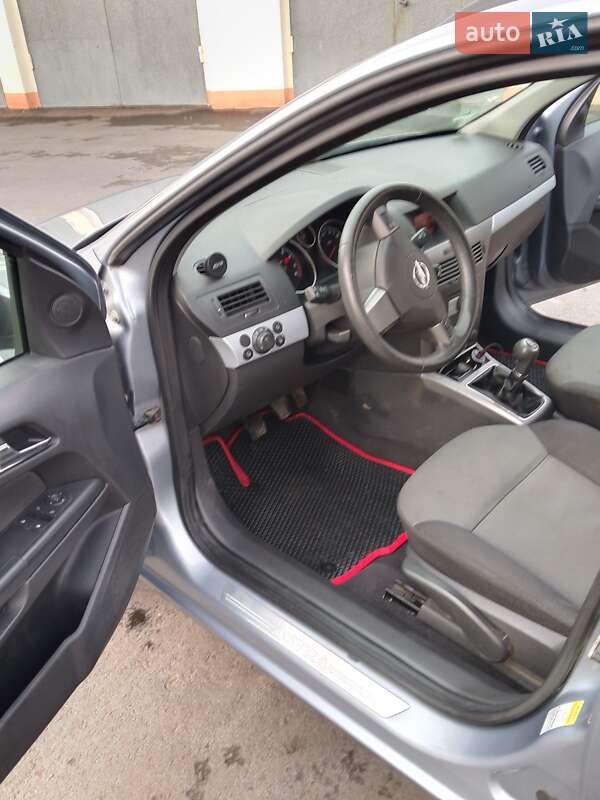 Универсал Opel Astra 2005 в Тростянце