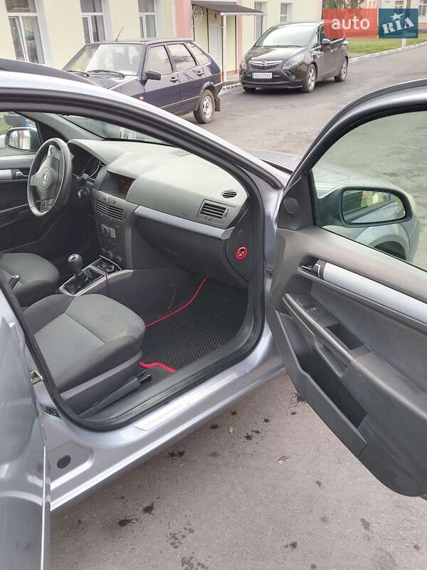 Универсал Opel Astra 2005 в Тростянце