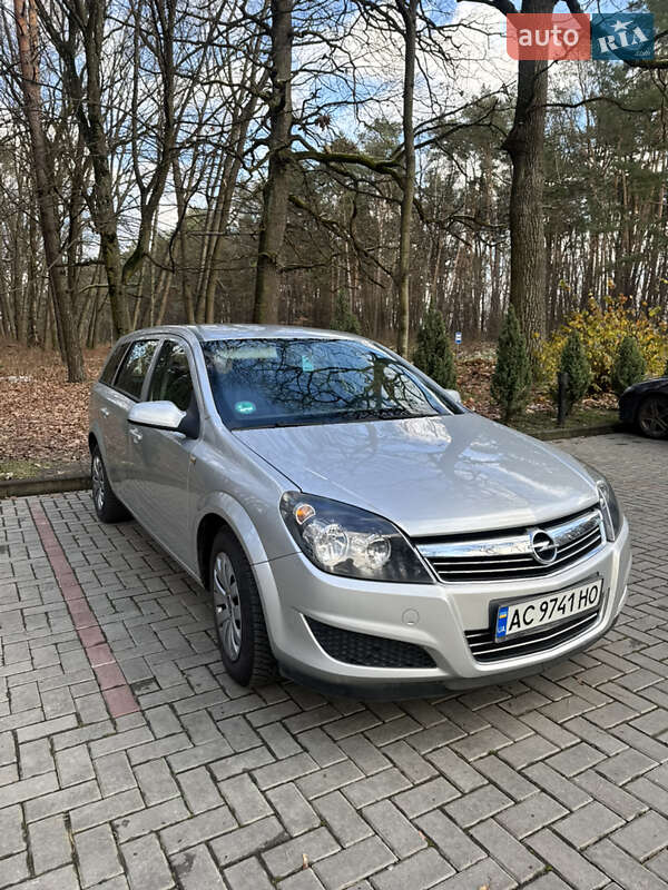 Універсал Opel Astra 2009 в Луцьку