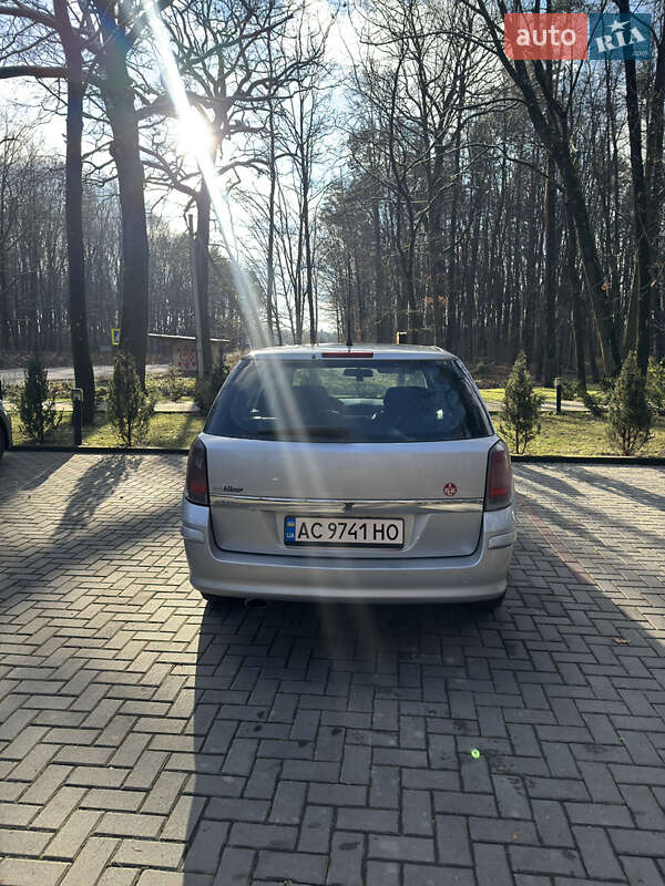 Універсал Opel Astra 2009 в Луцьку