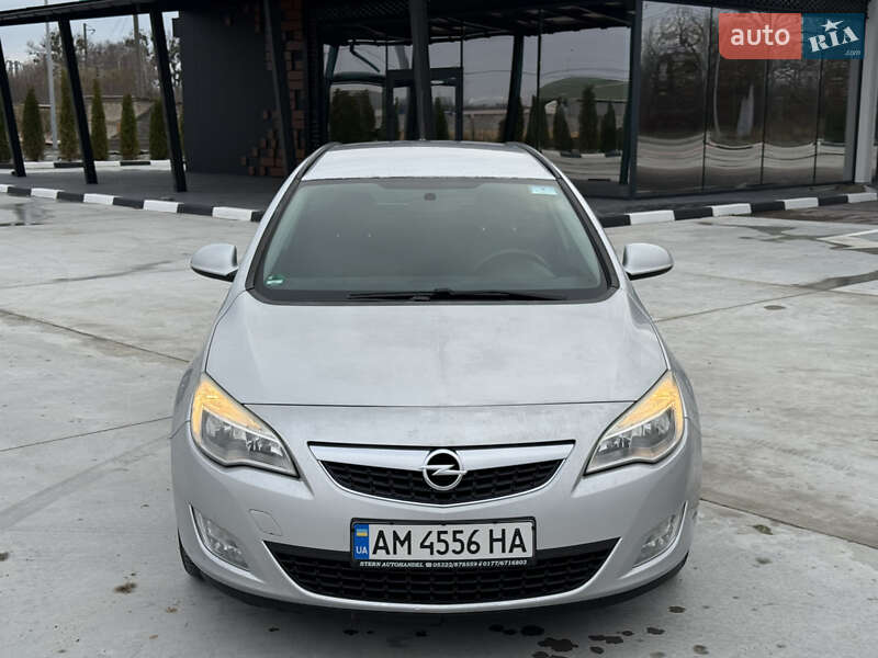 Универсал Opel Astra 2012 в Звягеле