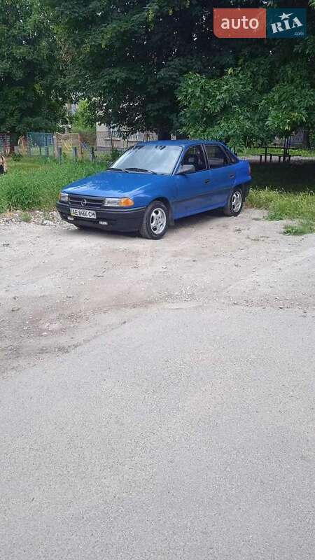 Седан Opel Astra 1993 в Кам'янському
