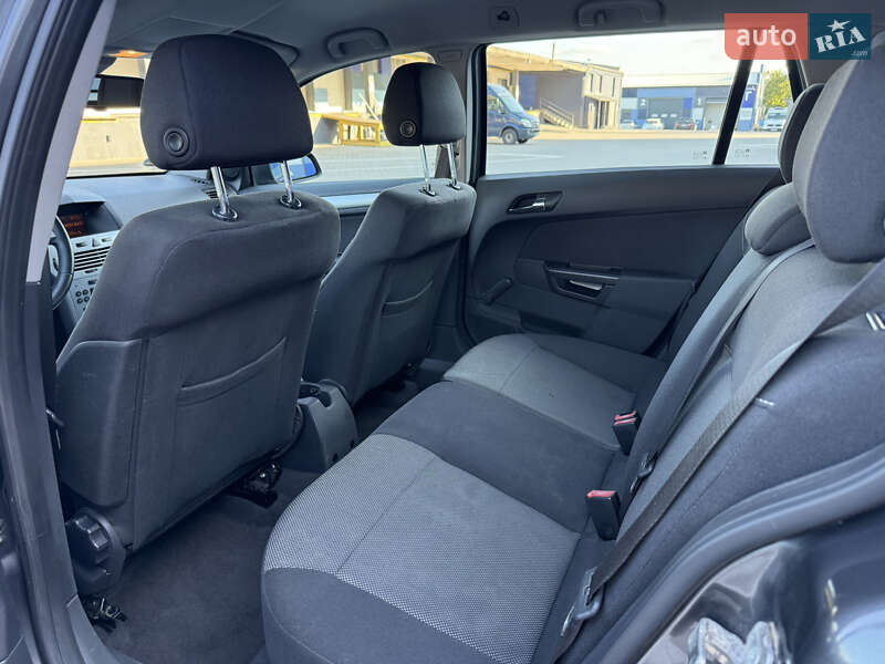 Универсал Opel Astra 2010 в Ровно