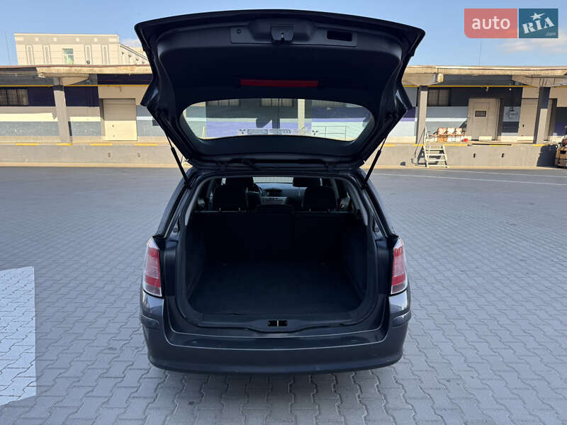 Универсал Opel Astra 2010 в Ровно