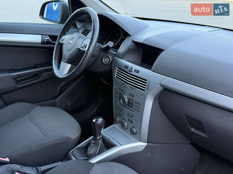 Универсал Opel Astra 2010 в Ровно