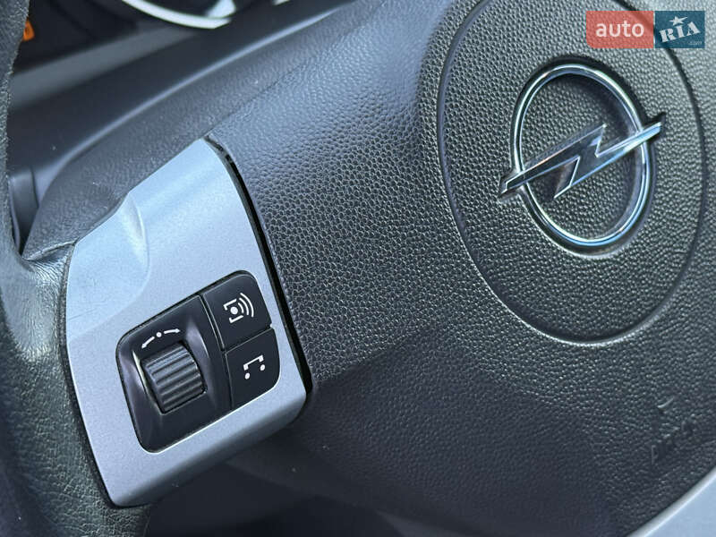 Универсал Opel Astra 2010 в Ровно