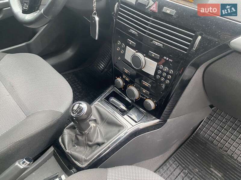 Универсал Opel Astra 2010 в Владимире