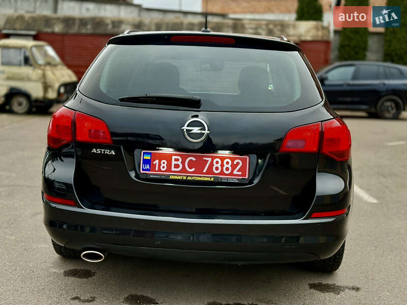 Універсал Opel Astra 2011 в Рівному