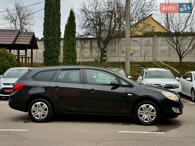 Універсал Opel Astra 2011 в Рівному