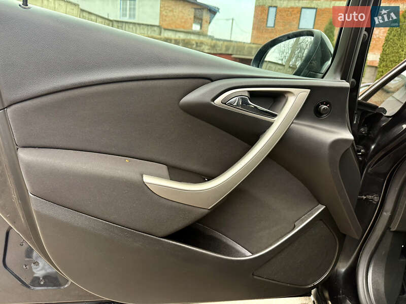 Універсал Opel Astra 2011 в Рівному